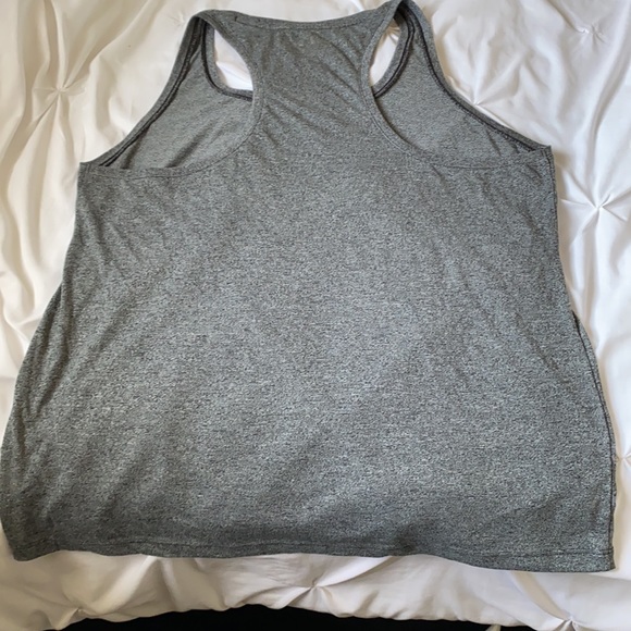 Large under armour tank - Picture 4 of 4